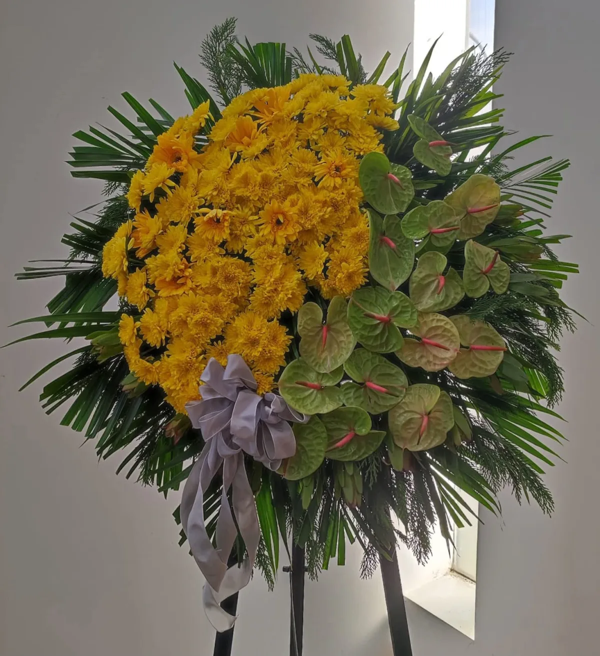 Coroa de flores naturais amarelas para cerimónia fúnebre