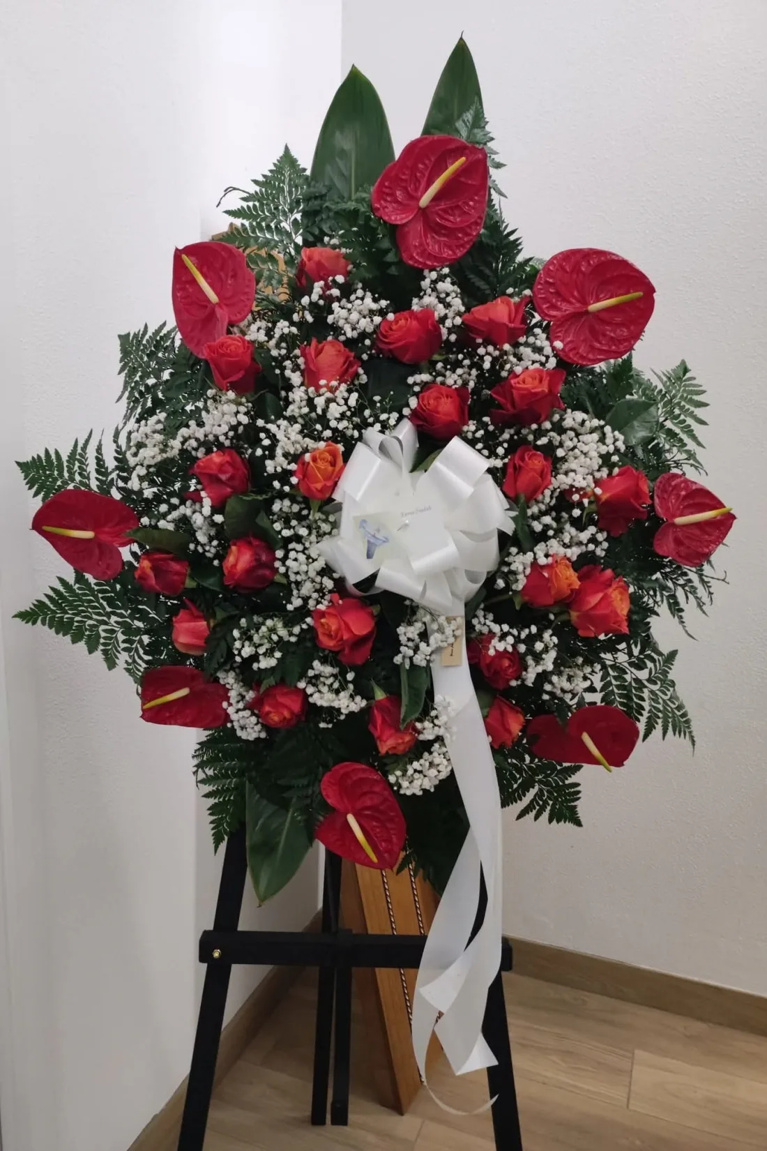 Coroa de flores naturais vermelhas para homenagem fúnebre